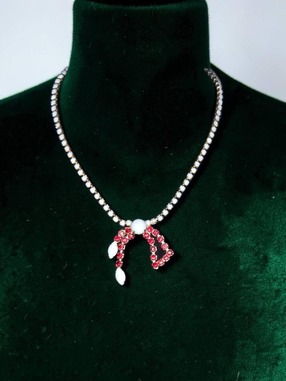 1950s Ruby Red Rhinestone & White Milk Glass Bow Choker Necklace –